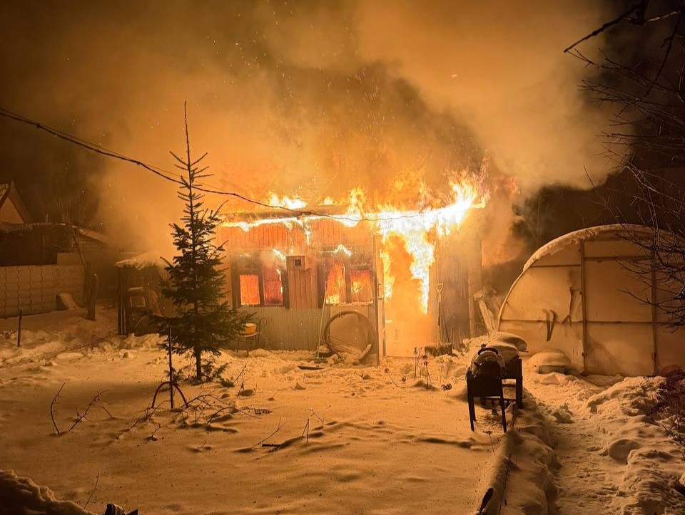 В Волжском районе ликвидировано возгорание бани на площади 30 квадратных метрах — причина пожара устанавливается