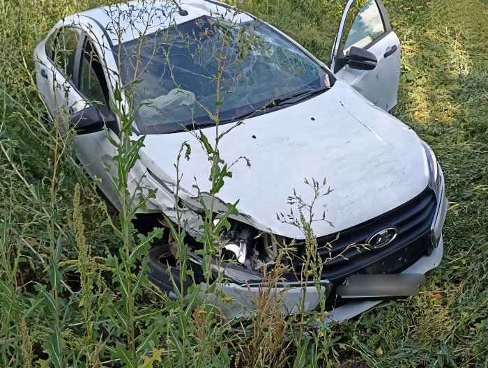 Вчера в Хворостянском районе наши пожарные-спасатели участвовали в ликвидации последствий ДТП