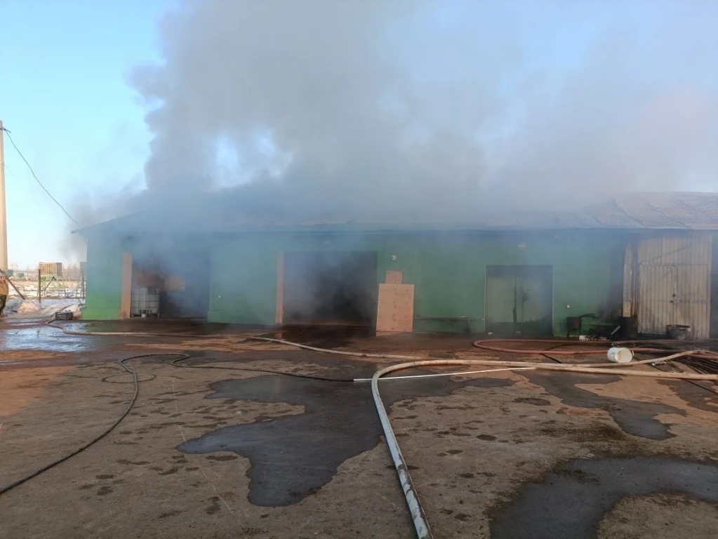 В Большечерниговском районе горел амбар площадью более 400 квадратных метров