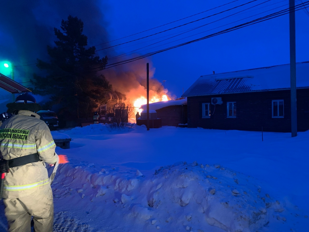 В настоящий момент в Кинель-Черкасском районе горит дом на площади 40 квадратных метров