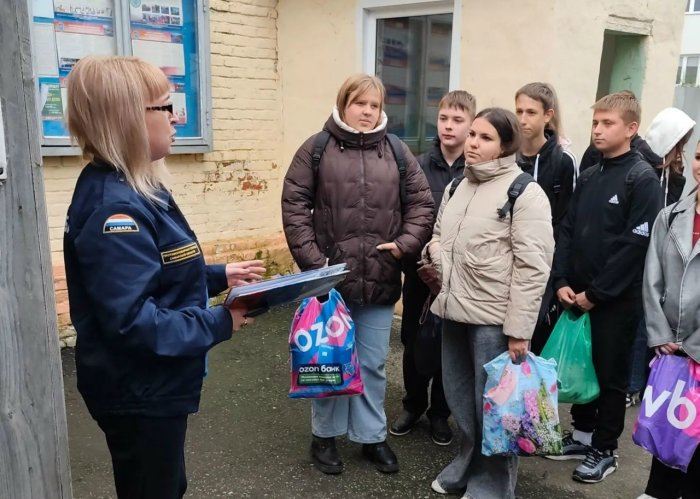 Профориентационная экскурсия в пожарно‑спасательное подразделение Кошкинского района