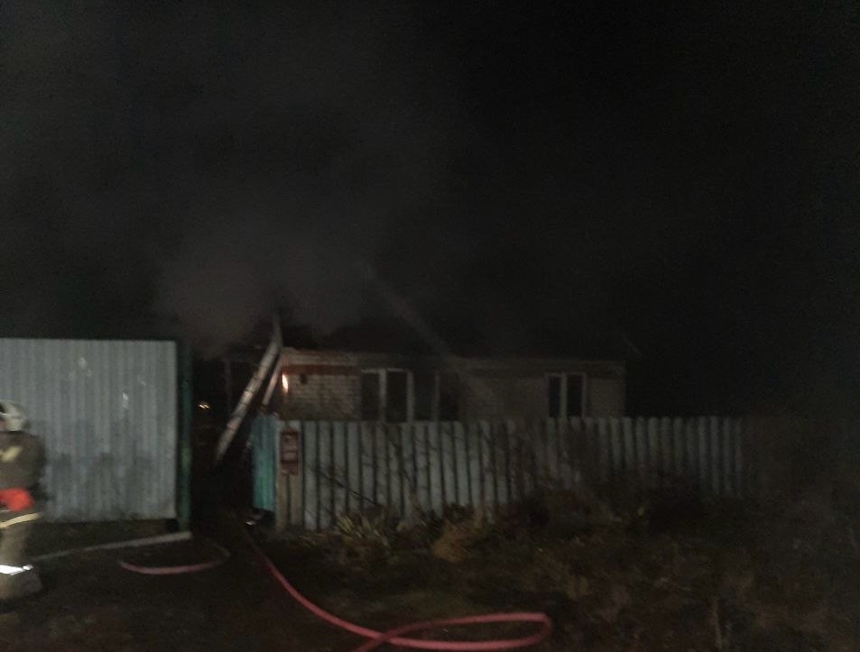 Огнеборцы Кинель - Черкасского района тушили пожар в селе Вольная Солянка Огнеборцы Кинель - Черкасского района тушили пожар в селе Вольная Солянка