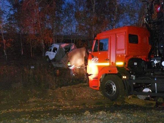 В Елховском районе водитель КАМАЗа допустил столкновение со стоящим автомобилем В Елховском районе водитель КАМАЗа допустил столкновение со стоящим автомобилем