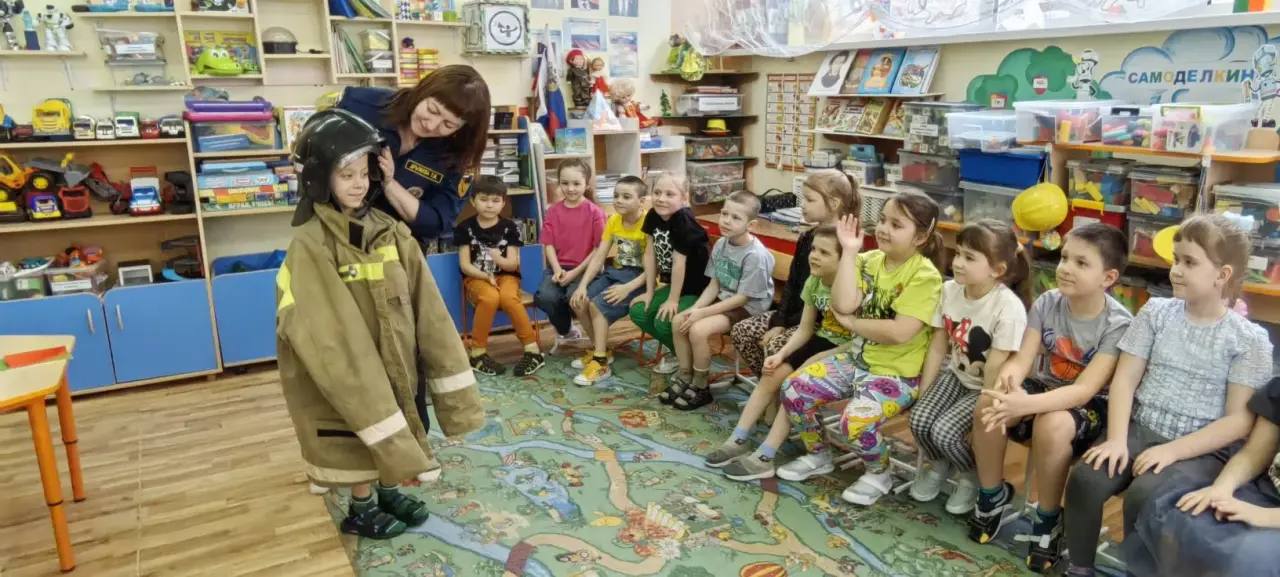 Инструктор противопожарной профилактики пожарно‑спасательного отряда № 34 Татьяна Дрыжова провела профилактическое занятие для воспитанников одного из детских садов города Кинель