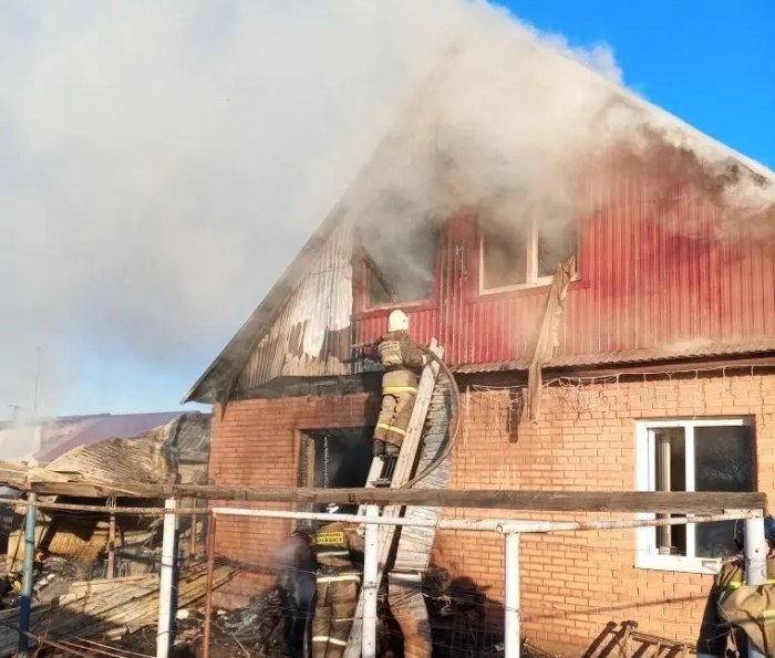 В Кинель-Черкасском районе горят надворные постройки и частный дом на площади 100 квадратных метров