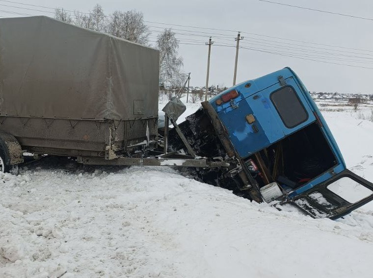 ДТП с участием двух автомобилей произошло в Сергиевском районе