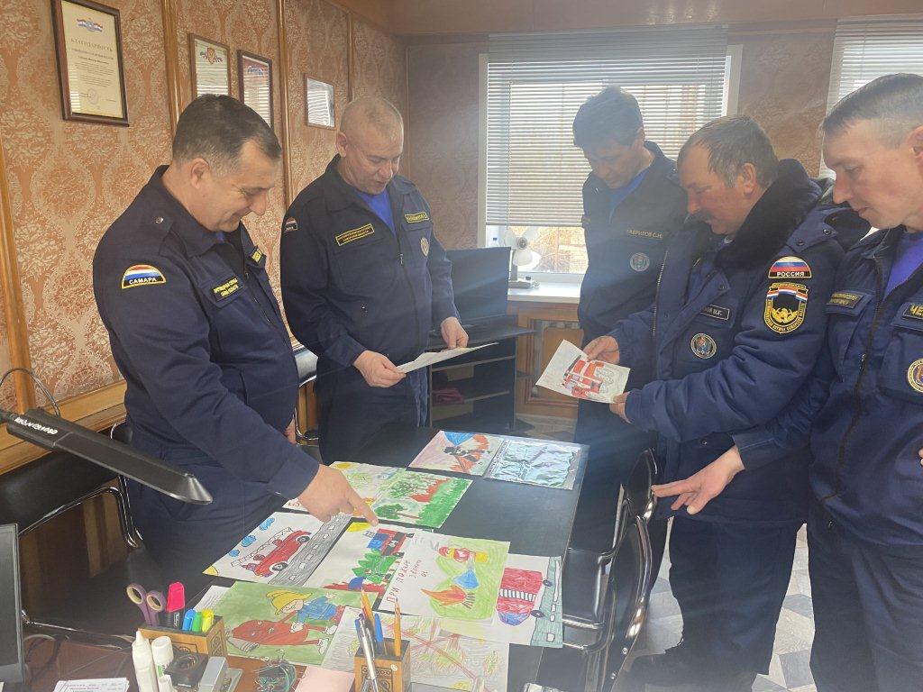 В Шигонском районе комиссия из числа опытных специалистов пожарно-спасательного отряда № 37 филиала облГКУ «Центр по делам ГО, ПБ и ЧС» определила лучшие рисунки детей огнеборцев, принявших участие в первом этапе конкурса