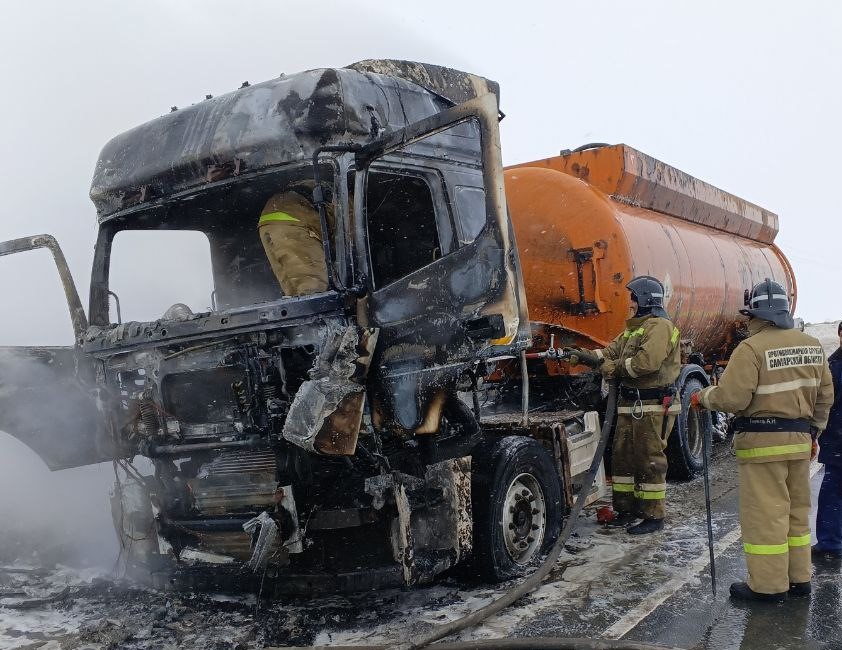 Специалисты пожарно-спасательной части № 120 работали на месте возгорания большегруза в Камышлинском районе
