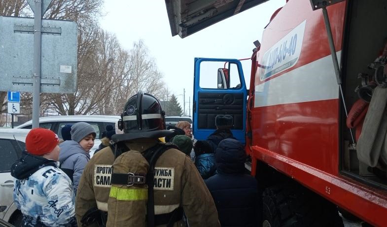 Демонстрация пожарной техники для школьников прошла в Приволжском районе