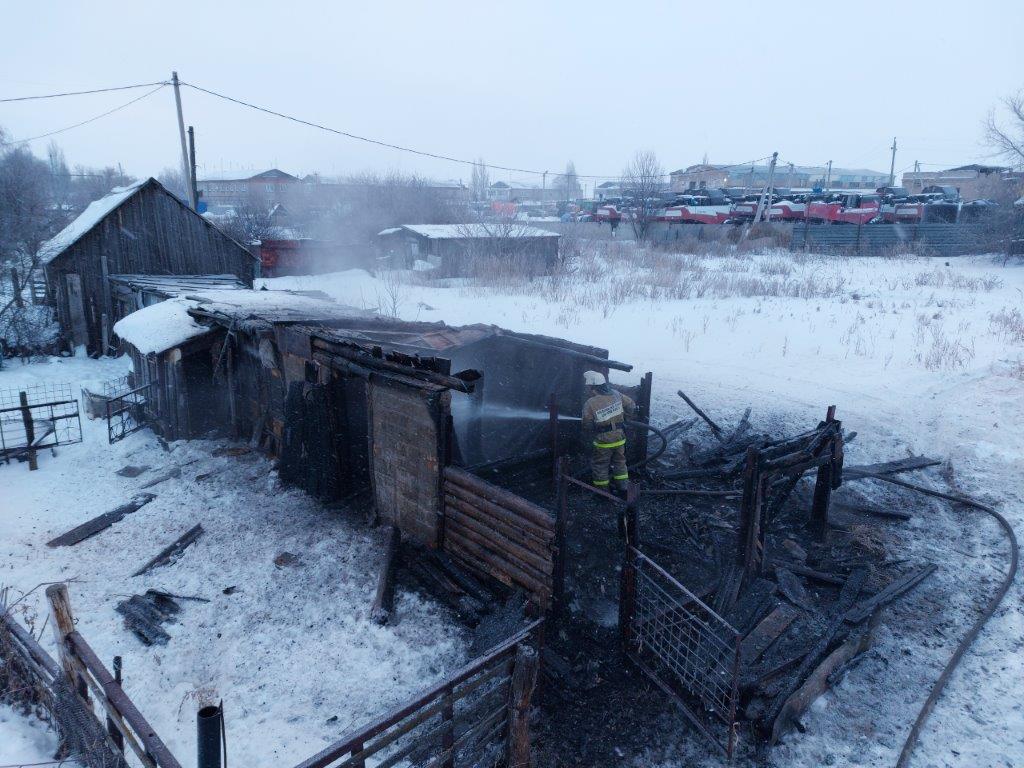Ранним утром в Елховском районе в селе Красные Дома горел сарай Ранним утром в Елховском районе в селе Красные Дома горел сарай