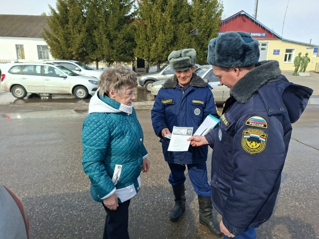 В Челно-Вершинском районе специалисты 42 Отряда провели профилактические беседы с жителями