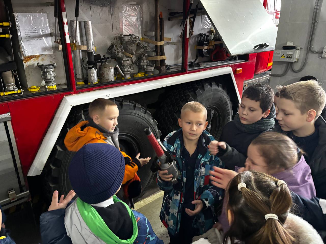 Похвистневские школьники поздравили наших огнеборцев с наступающими праздниками