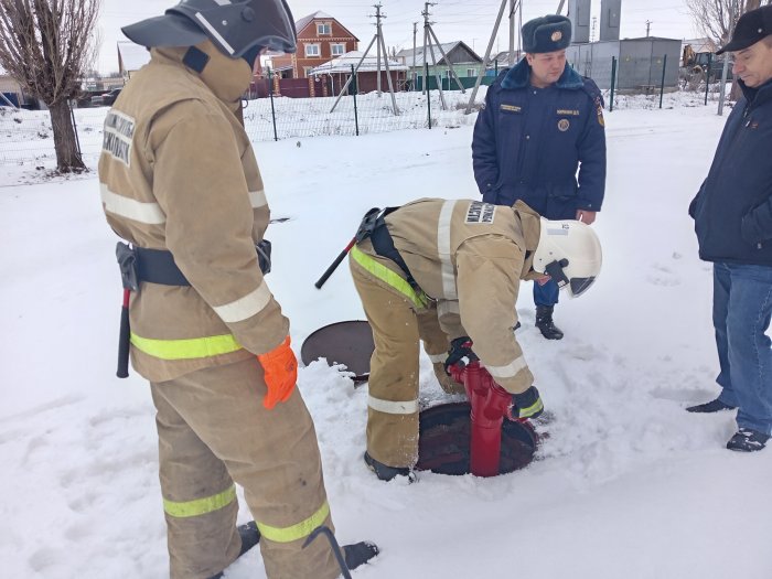 В преддверии новогодних мероприятий дежурный караул пожарно-спасательной части № 132 провели проверки по соблюдению мер пожарной безопасности и работе противопожарного водоснабжения