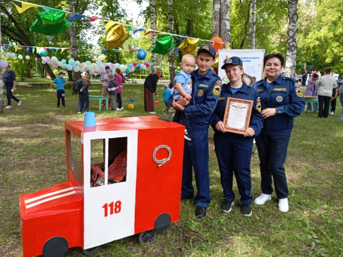 Детская коляска в виде пожарной автомашины – это очень креативно! 