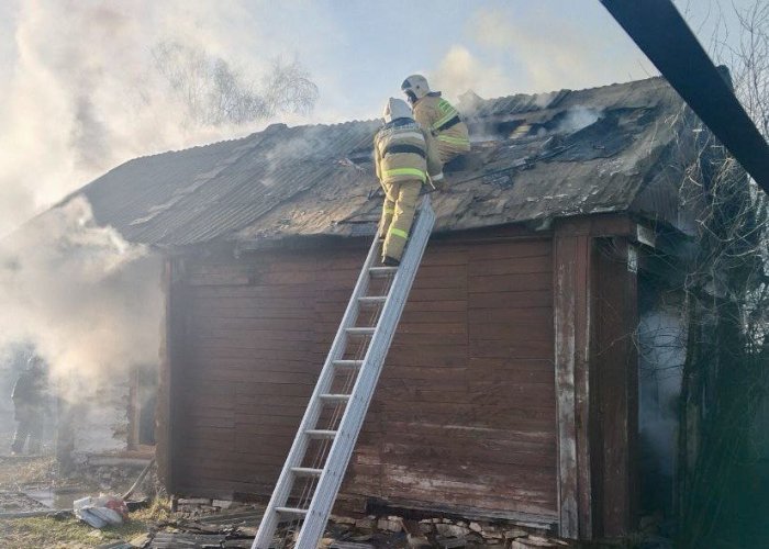 В городе Похвистнево загорелся неэксплуатируемый дом