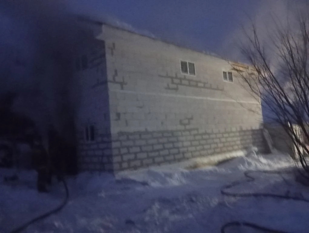 В Ставропольском районе в гараже со стоящим в нём автомобилем произошёл пожар