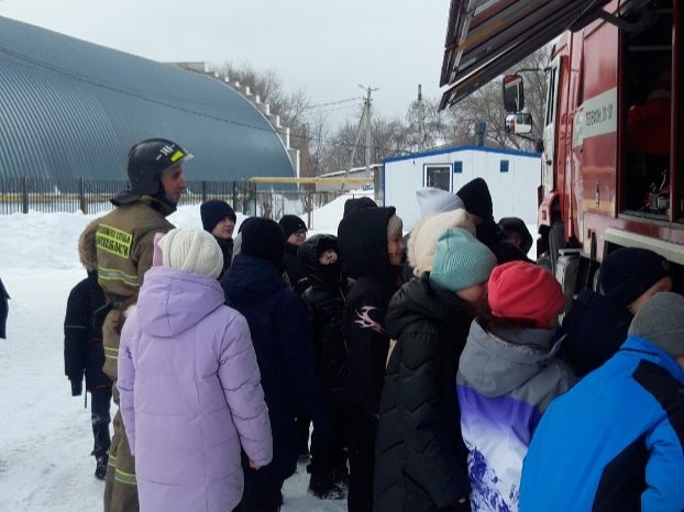 Показ пожарной техники для учащихся школы прошел в Ставропольском районе