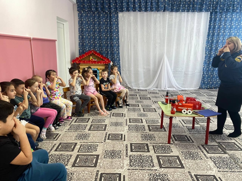 В бой с огненной стихией пожарный идет, тушит огонь и спасает народ!