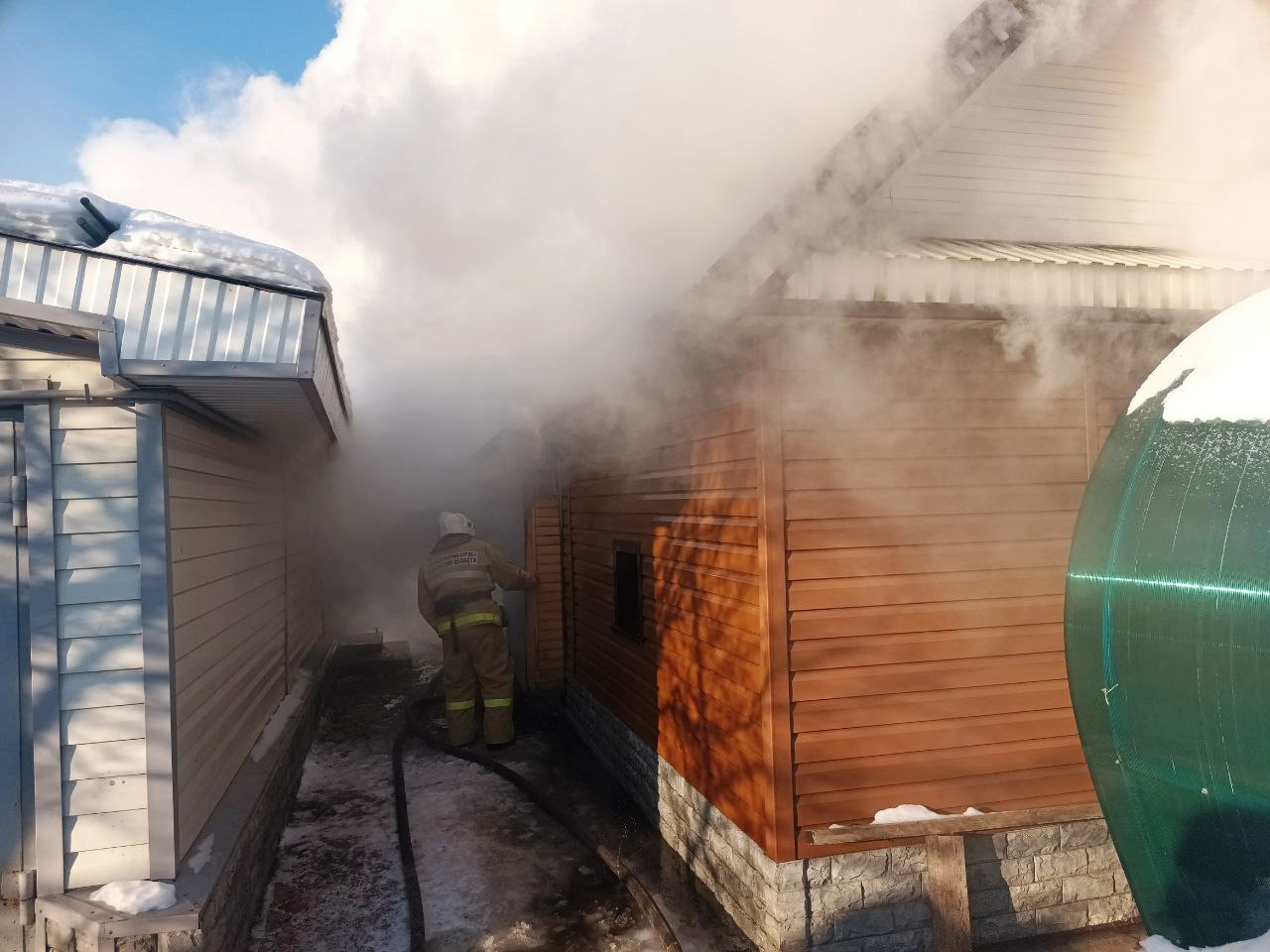 Сегодня в городе Похвистнево загорелись надворные постройки