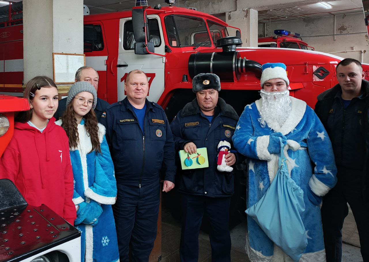 Активисты «Движения первых» продолжают поздравлять наших огнеборцев с наступающим Новым годом и Рождеством Христовым!