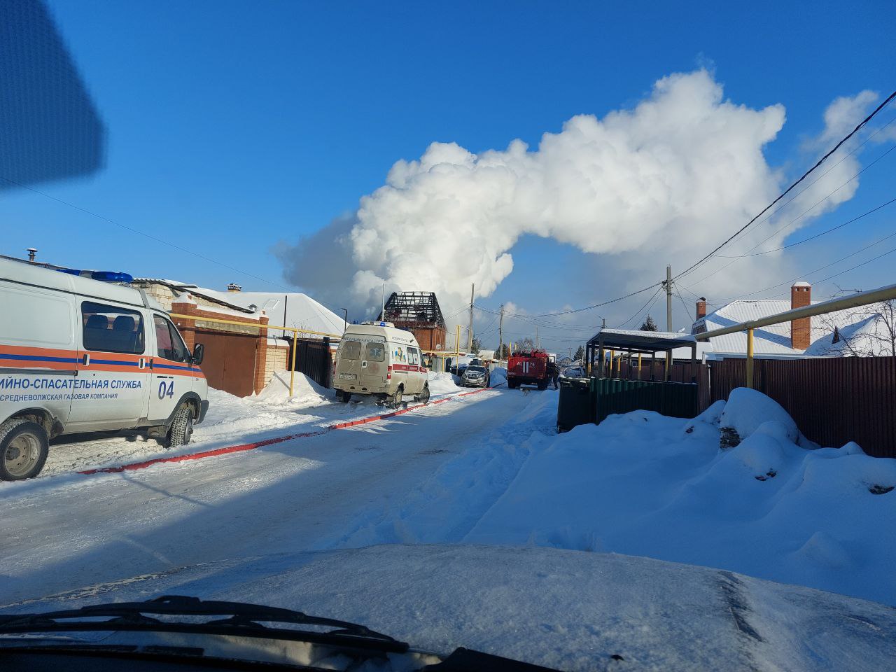 В настоящее время наши огнеборцы работают на ликвидации последствий пожара повышенного ранга 1-БИС в Ставропольском районе