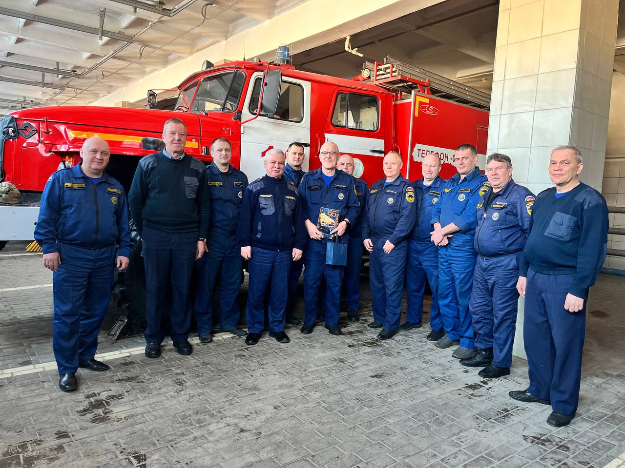В 34 пожарно-спасательном отряде поздравили ветерана с юбилеем