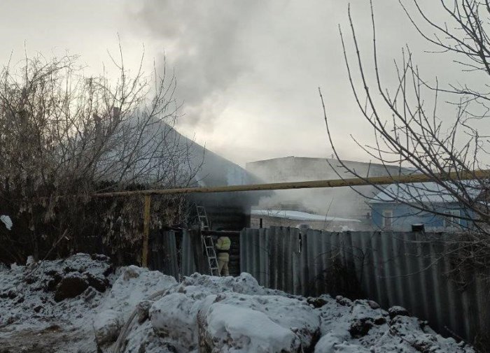 В Борском районе огнеборцы работают на месте пожара 