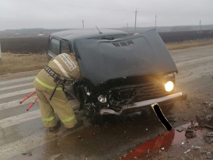 В Богатовском районе произошло лобовое столкновение двух автомобилей