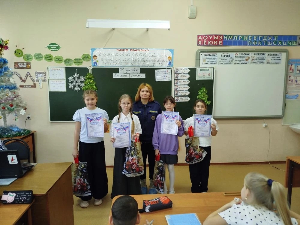 В одной из школ села Большая Глушица прошел конкурс рисунков на тему «Пожарная безопасность на новогодних каникулах»