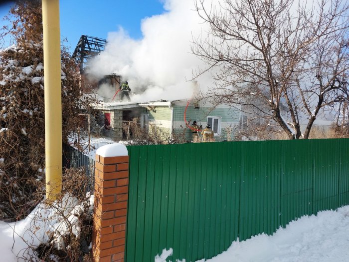 В настоящее время наши огнеборцы работают на ликвидации последствий пожара повышенного ранга 1-БИС в Ставропольском районе