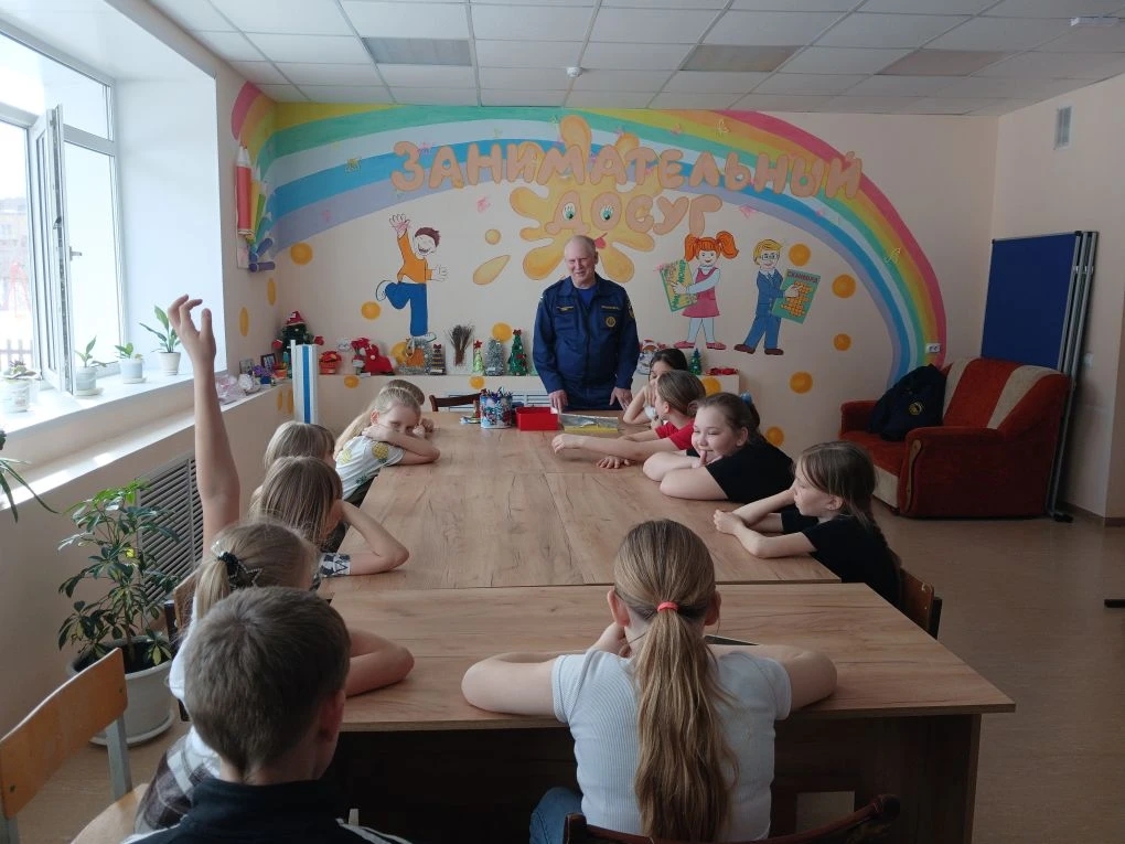 О правилах пожарной безопасности в период весенних каникул представители пожарно-спасательной части № 119 напомнили школьникам Клявлинского района