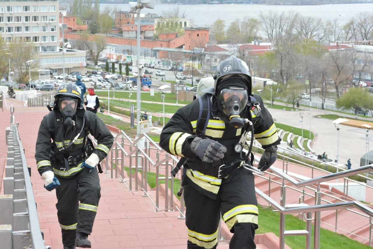 В честь 81‑й годовщины Победы и Дня пожарной охраны России в Самаре прошло торжественное мероприятие – «Лестница Победы»