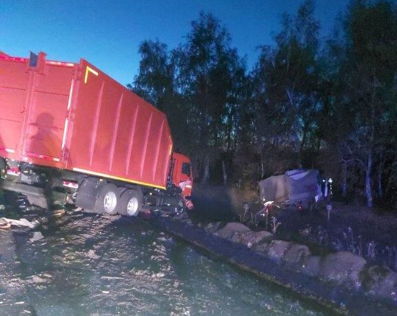 В Елховском районе водитель КАМАЗа допустил столкновение со стоящим автомобилем В Елховском районе водитель КАМАЗа допустил столкновение со стоящим автомобилем