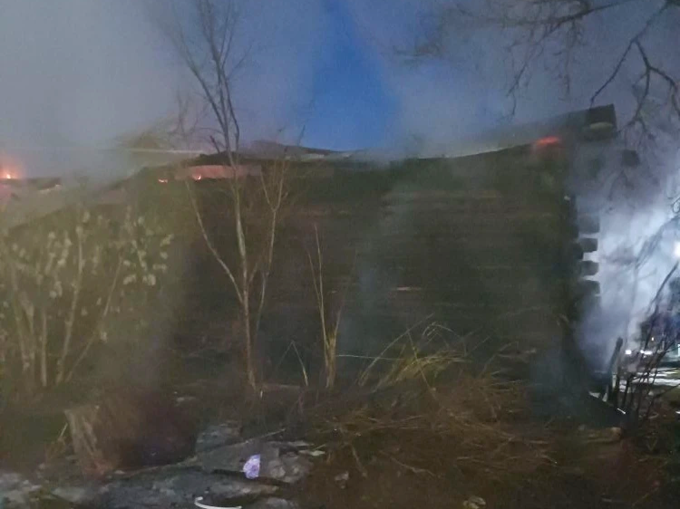 Возгорание неэксплуатируемого строения на площади 100 квадратных метров произошло в Волжском районе