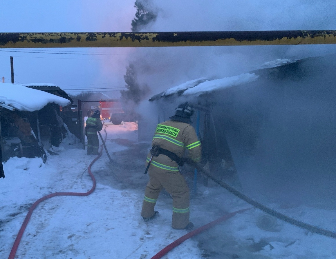 В настоящий момент в Кинель-Черкасском районе горит дом на площади 40 квадратных метров