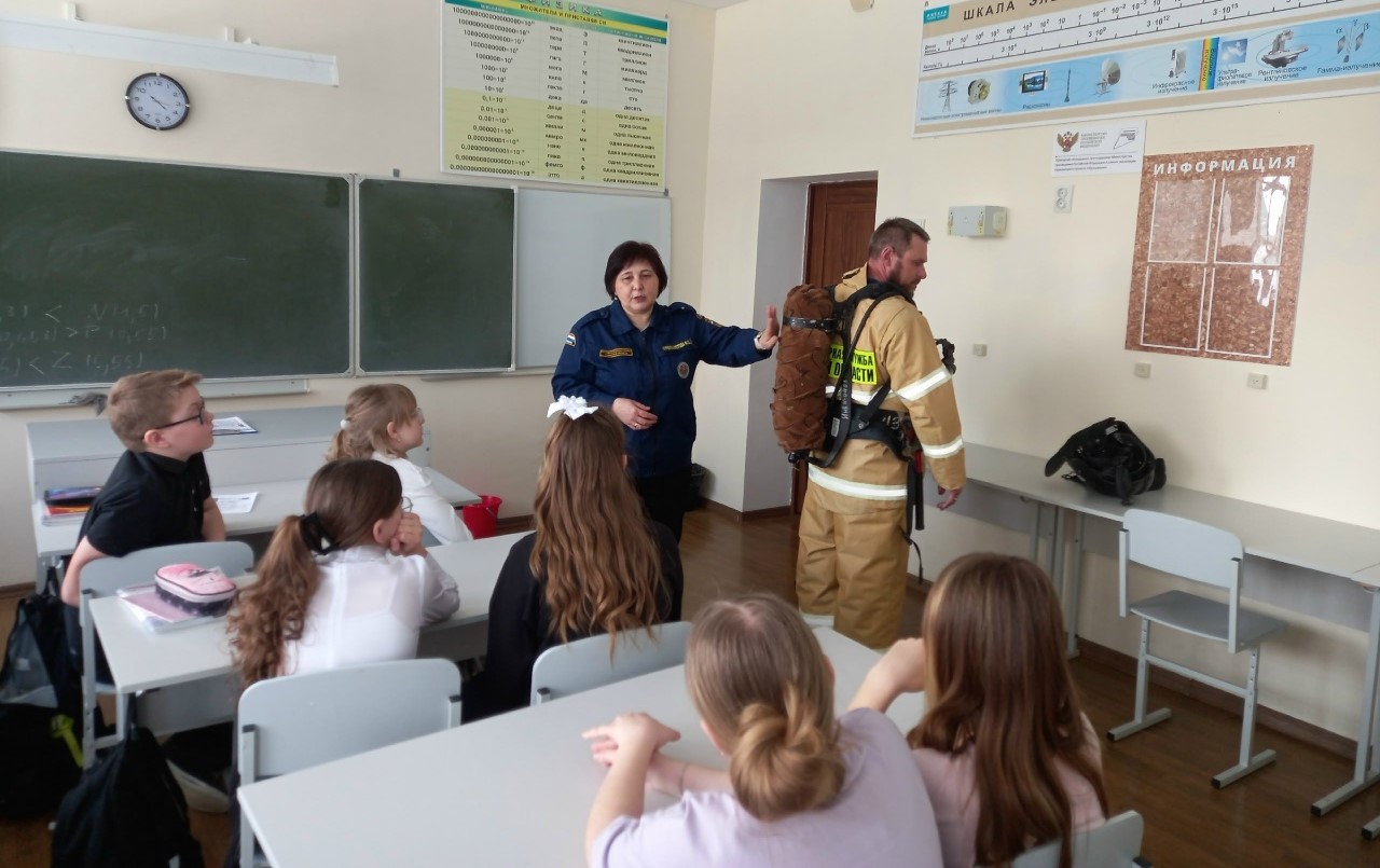 Пожарные в гостях у школьников