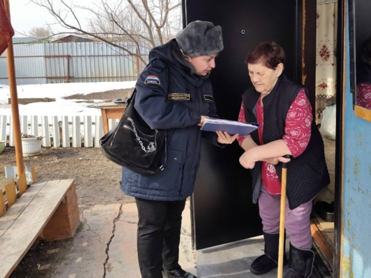 В Большечерниговском районе прошли профилактические беседы с жителями