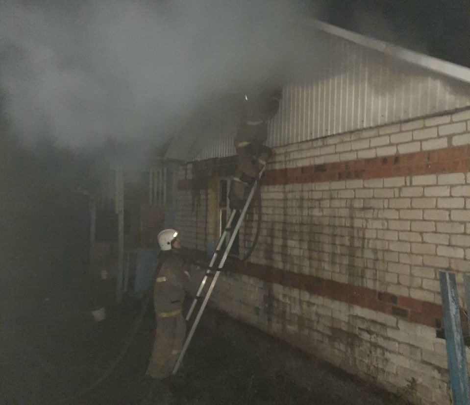 Огнеборцы Кинель - Черкасского района тушили пожар в селе Вольная Солянка Огнеборцы Кинель - Черкасского района тушили пожар в селе Вольная Солянка