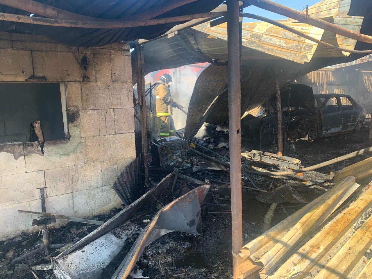 В Кинель-Черкасском районе горят надворные постройки и частный дом на площади 100 квадратных метров