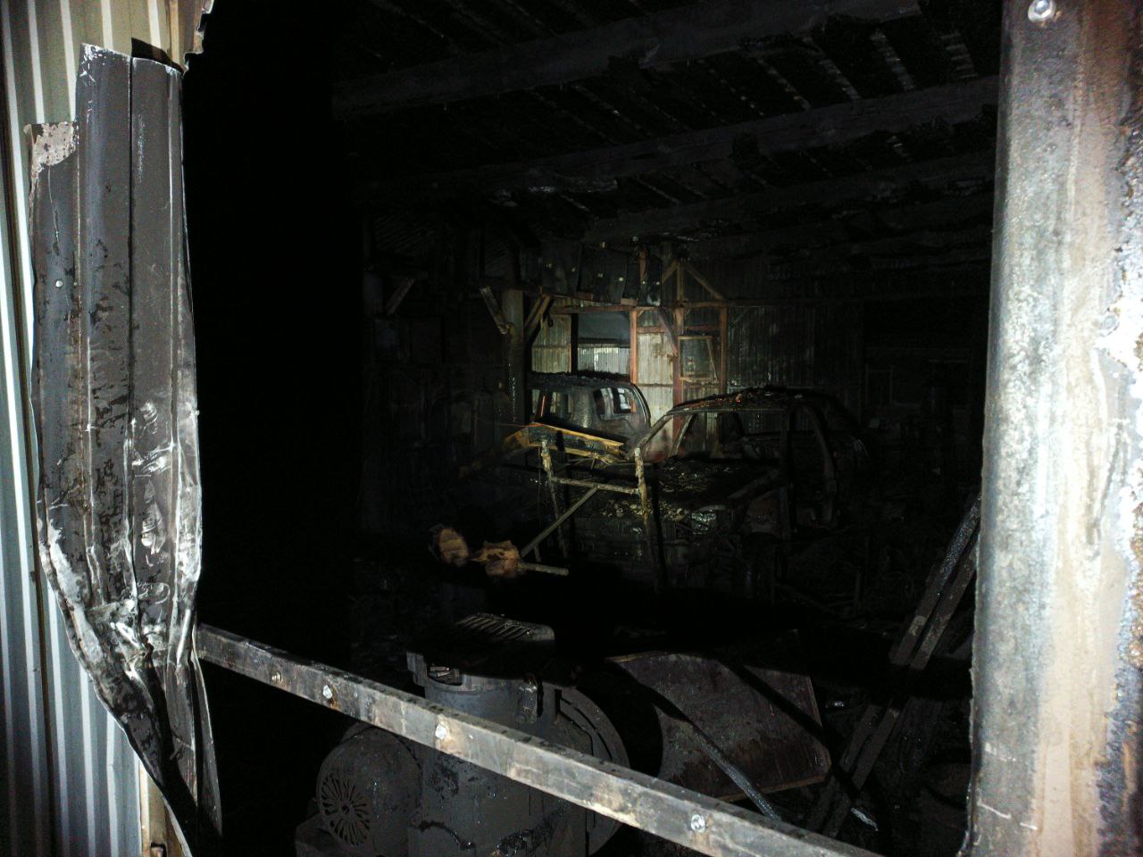 Сегодня ночью в Хворостянском районе горели гараж и автомобили