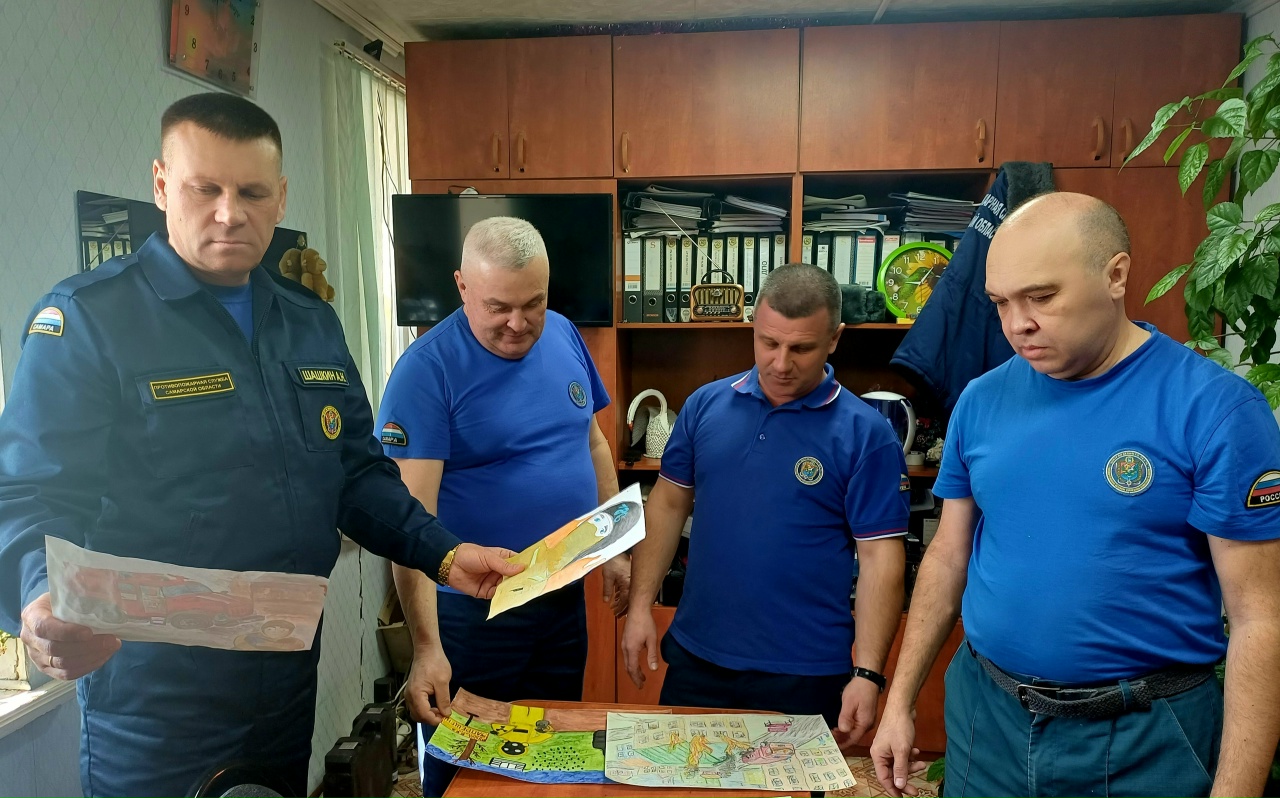 В Нефтегорском и Сызранском районах комиссия из специалистов пожарно-спасательных отрядов №№ 36 и 47 подвели итоги 1-го этапа конкурса рисунков