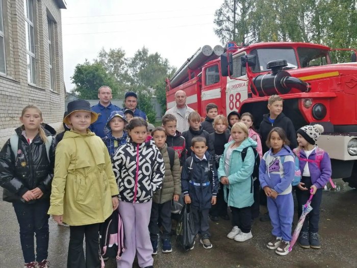 Наши огнеборцы устроили познавательную встречу для учащихся одной из школ Кошкинского района