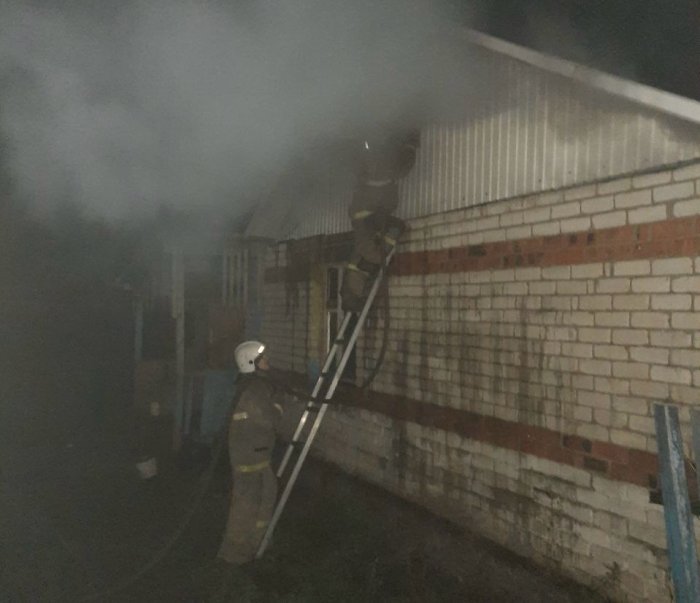 Огнеборцы Кинель - Черкасского района тушили пожар в селе Вольная Солянка Огнеборцы Кинель - Черкасского района тушили пожар в селе Вольная Солянка