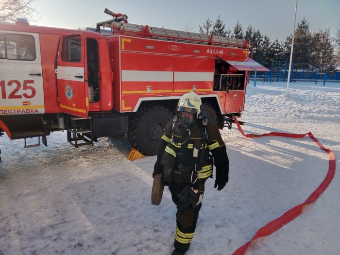 Продолжаются пожарно-тактические занятия, направленные на отработку навыков по тушению пожаров в сложных условиях и в эвакуацию людей