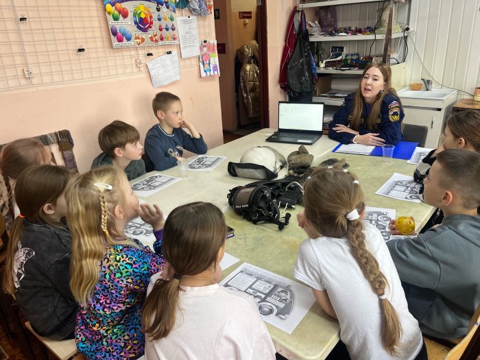 В Волжском районе инструктор противопожарной профилактики рассказала школьникам о профессии пожарного и о правилах пожарной безопасности