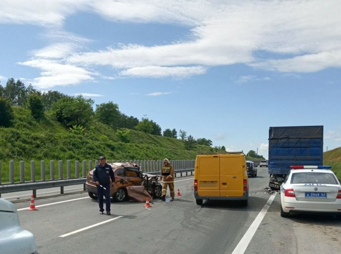 Сегодня красноярские пожарные-спасатели участвовали в ликвидации последствий ДТП