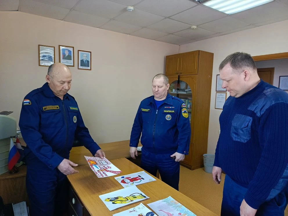 В Елховском районе дети специалистов пожарно-спасательной части № 137 пожарно-спасательного отряда № 49 филиала облГКУ «Центр по делам ГО, ПБ и ЧС» показали в своих рисунках, какими они видят родителей на работе