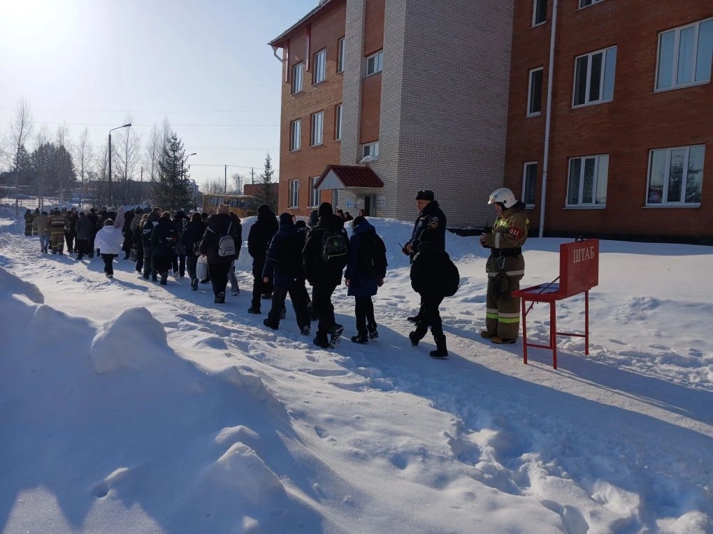Пожарно-тактическое учение на объекте с массовым пребыванием людей проведено в Клявлинском районе