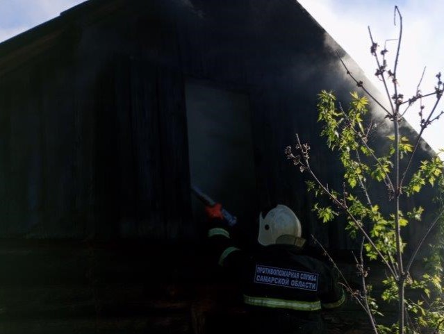 В деревне Гранная Кошкинского района на площади 20 квадратных метров горела баня