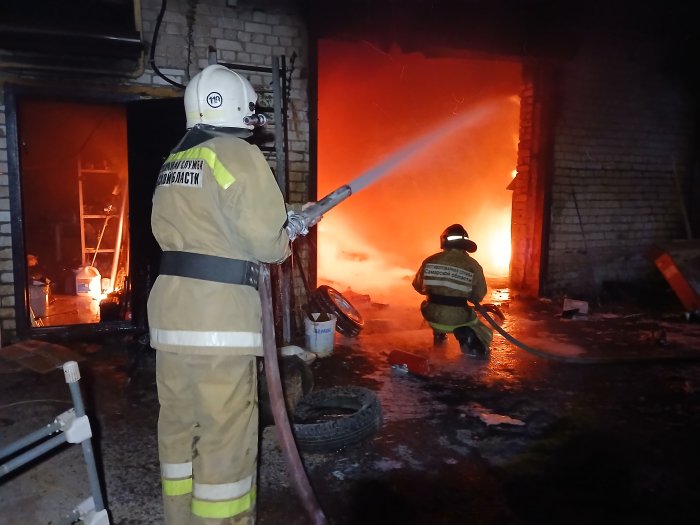 В субботу в Клявлинском районе загорелся гараж